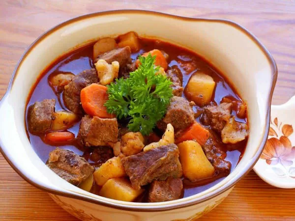 Cà ri bò với khoai tây và cà rốt