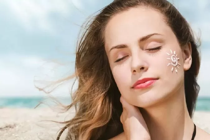 Dùng kem chống nắng trước khi ra khỏi nhà