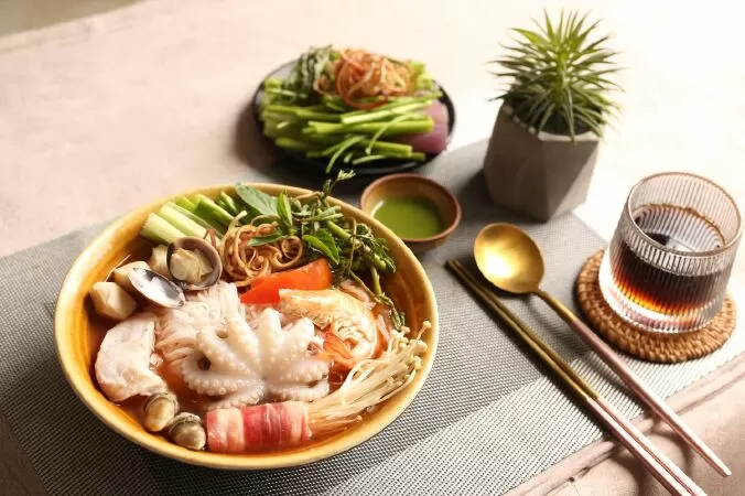 Bún hải sản chua cay kiểu Thái