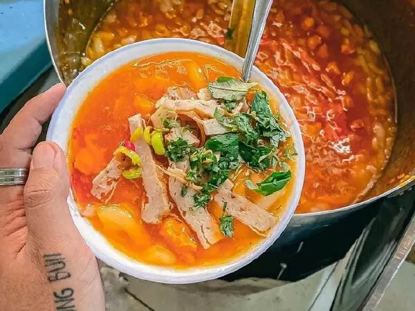 Top 12 Quán ăn vỉa hè ngon nhất không thể bỏ qua tại Huế