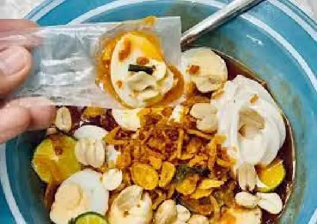 Bánh tráng chấm sốt bơ trứng cút
