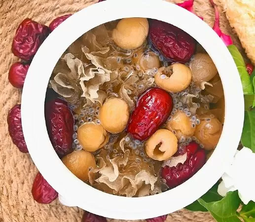 Chè nấm tuyết táo đỏ