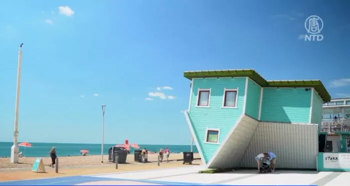The Upside-down House, Đức