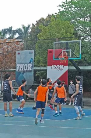 Cổ vũ Đội Bóng rổ Nguyễn Tất Thành giao lưu thi đấu