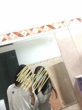 Checkin trong nhà vệ sinh trường