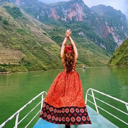 Check in cùng trang phục truyền thống của người đồng bào