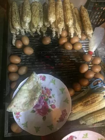 Ăn đồ nướng ở bến thuyền sông Nho Quế