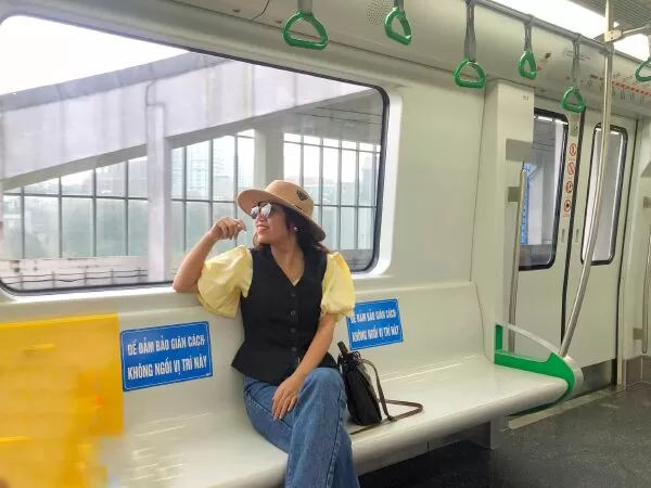 Đi tàu điện ở Ga Cát Linh