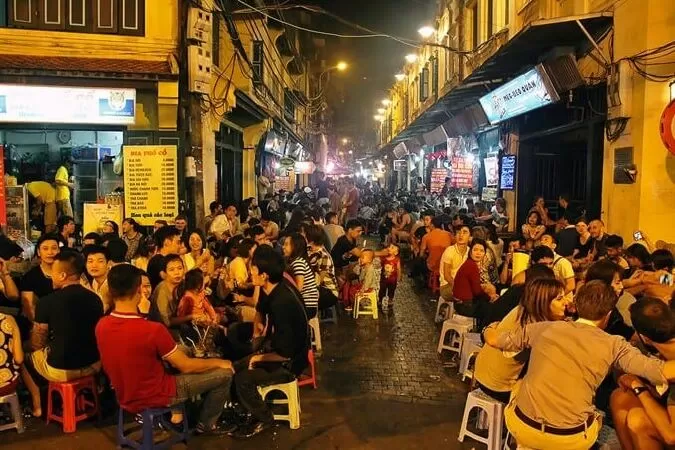 Ngồi la cà ở phố Tạ Hiện