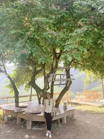 Đi phượt bằng xe máy khi đến camping ở làng Toom Sara