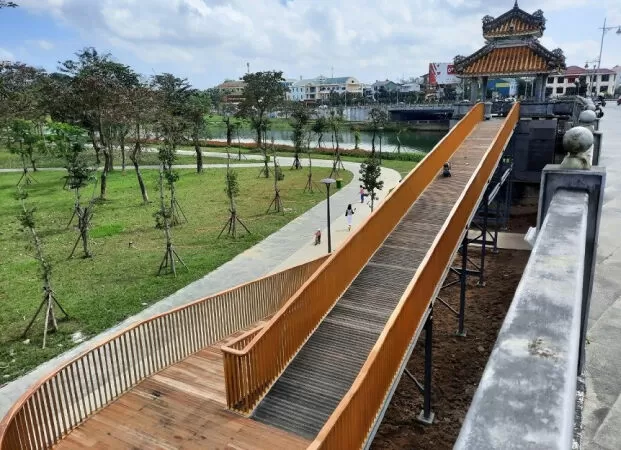 Cầu đi bộ xuống cồn Dã Viên