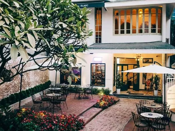 Maison De Blanc - Bakery & Dessert Cafe