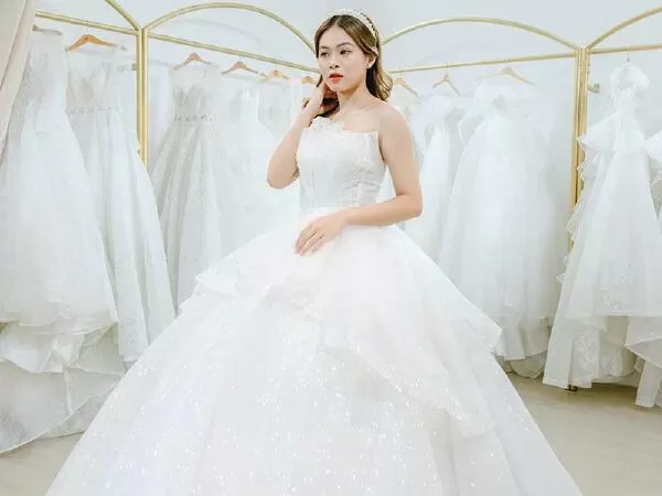 Lá Bridal