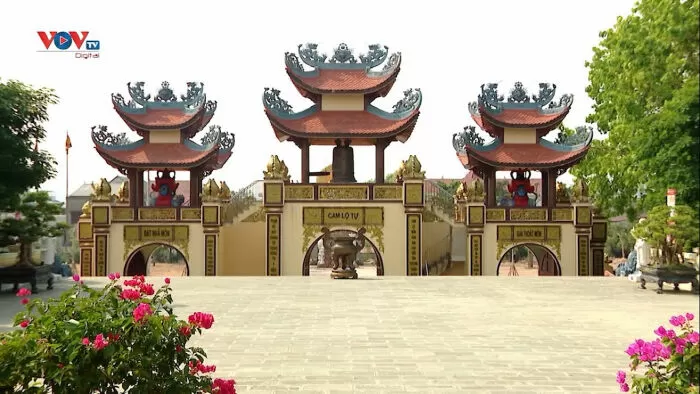 Bỗng thấy quê hương hiện cuối đường