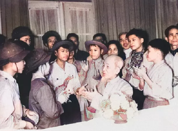 Về thăm nhà Bác - Sưu tầm