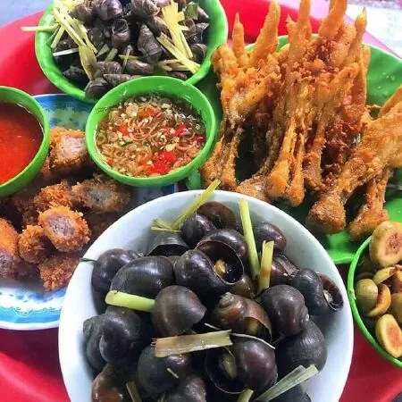 Quán ốc luộc – chân gà chiên mắm