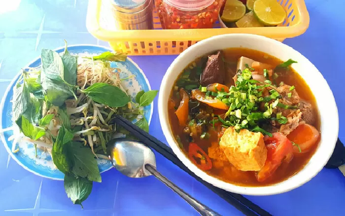 Tiệm bún riêu Chị Gái
