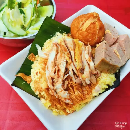 Xôi gà giò trứng cô Hồng