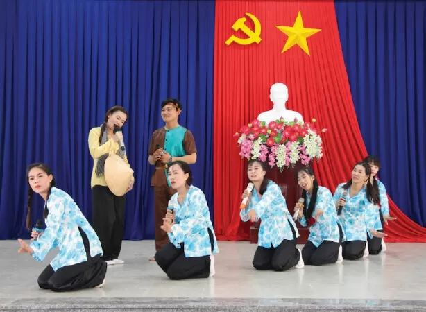 Những đóa hồng đất mẹ - Trần Đức Phổ