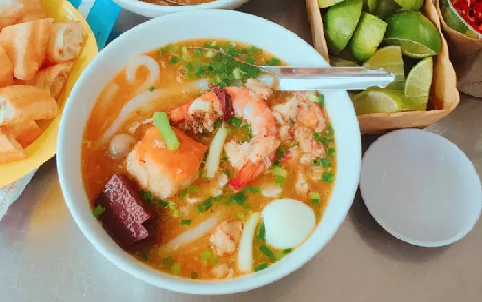 Bún riêu và bánh canh cua Nguyễn Trãi