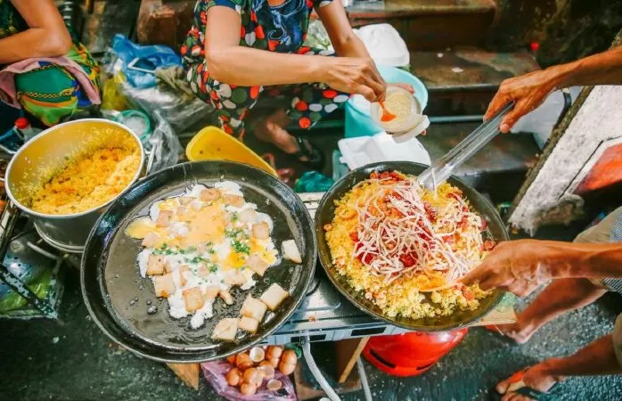 Top 10 hẻm ăn vặt ngon, bổ, rẻ nhất TP.HCM