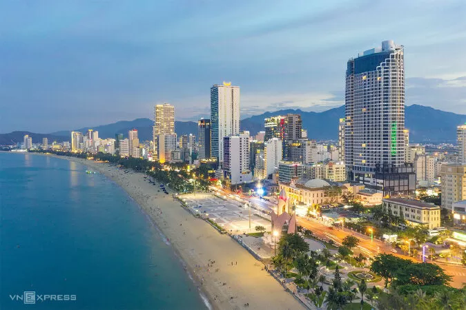 Bên Nha Trang đêm chờ sáng - Trần Phan