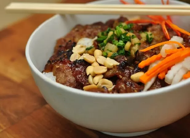 Quán bún thịt nướng tẩm mật ong Hoàng Quốc Việt