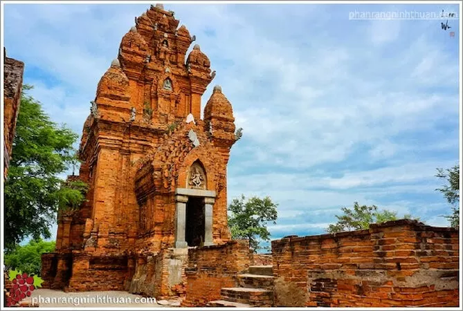 Dưới chân Tháp - Huỳnh Hữu Võ