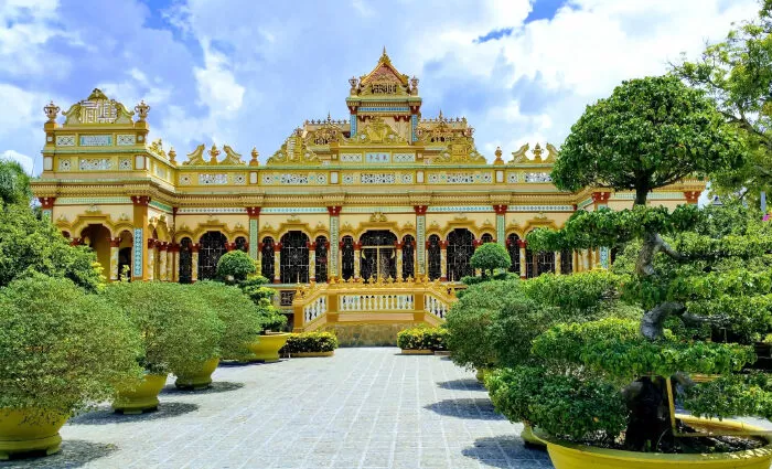 Top 10 điểm du lịch tâm linh nổi tiếng nhất mà khách phải ghé đến khi tới vùng Đồng bằng sông Cửu Long