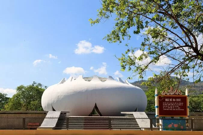 Khu di tích nhà mồ Ba Chúc