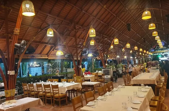 Nhà hàng hải sản Vạn Chài