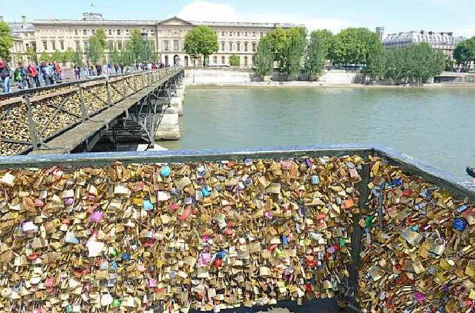 Love Padlocks (Hàng rào tình yêu), Paris, Pháp