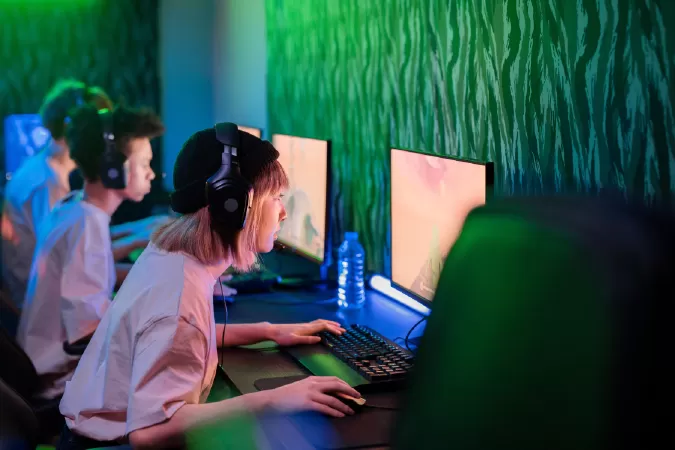 Bài văn số 8 - Internet khiến con người sống cách xa nhau