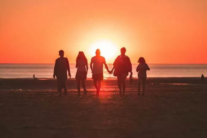 Mẫu 1 - Gia đình là tài sản quý giá nhất đối với mỗi con người.