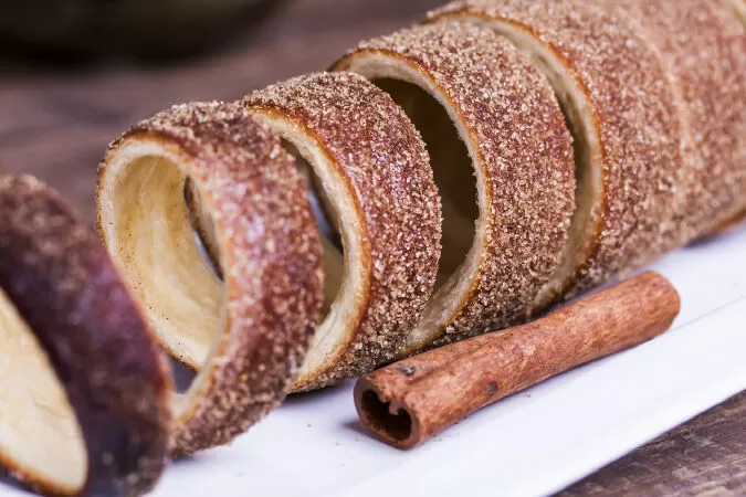 Kürtös Kalács (bánh mì hình trụ xoắn ốc)