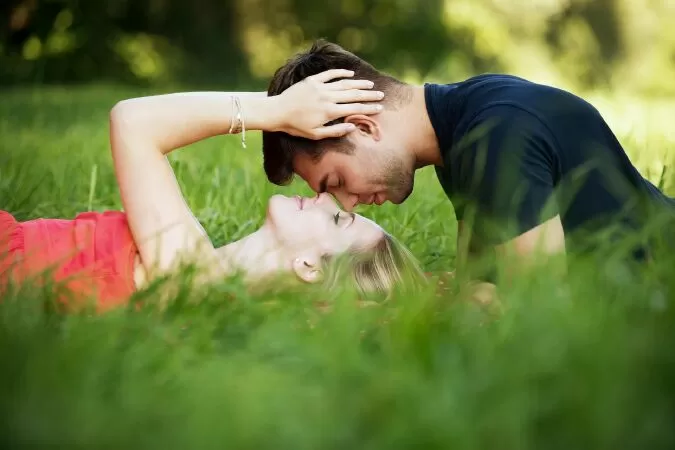 Mẫu 1 - Trước khi hóa thành bụi cát, con người đều hi vọng có thể mãn nguyện với hạnh phúc của riêng mình.