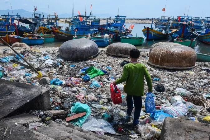 Mẫu 2 - ô nhiễm môi trường quả là một tình trạng đáng lo ngại, là hiểm họa đối với cuộc sống sức khỏe con người nói chung và hành tinh Trái Đất nói riêng.