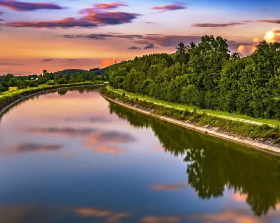 Tả dòng sông quê em mẫu 8