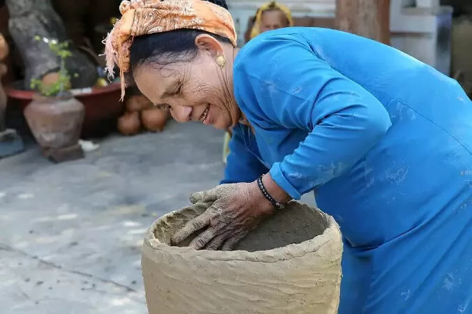 Học nghề làm gốm của người Chăm cổ