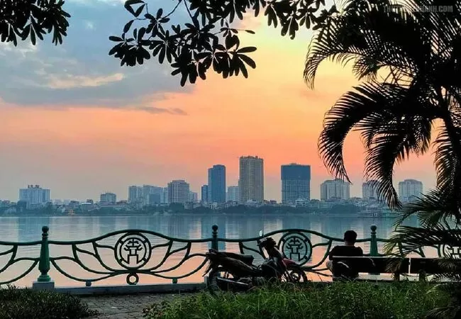 Describe a town or a city you want to live in in the future: