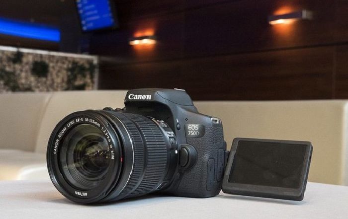 CANON 750D
