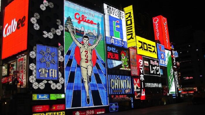 Take photos with Glico Man